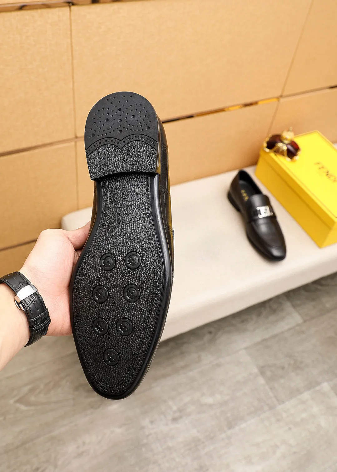 Men's shoes 💰460 💐 Product trademark: FENDI [Fendi] casual leather shoes Regular size: 39-44 (38.45🉑️customized) Product materials: Selected imported first-layer calfskin embossed upper + luxury hardware buckle, imported cowhide leather lining. Strong three-dimensional visual effect, original outsole color: 1⃣️color optional